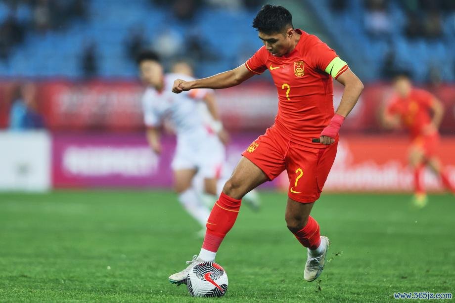 [图]艾菲尔丁点射 U22国足1-1越南一胜二平不败夺冠